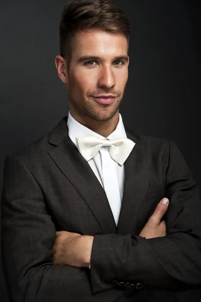 çapraz kolları olan Klasik takım elbiseli adam