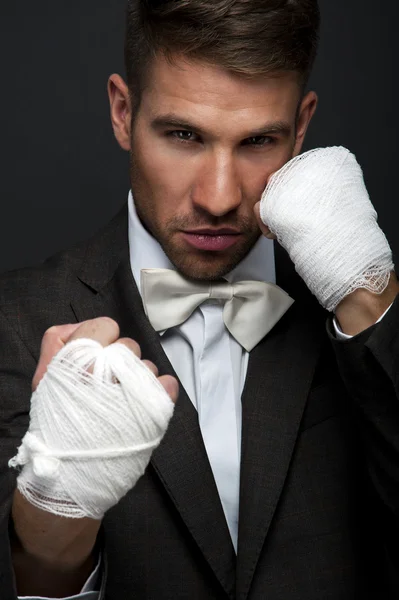 Красивый боксёр-бизнесмен — стоковое фото