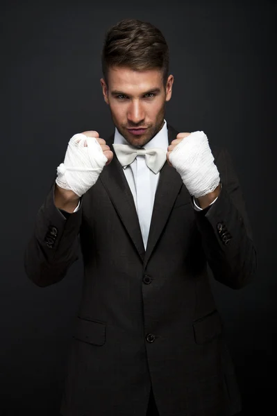 Разгневанный боксёр-бизнесмен — стоковое фото