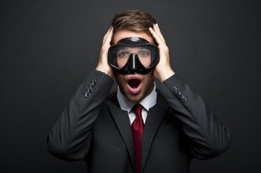 şnorkel ve m siyah bir arka plan iş adamı korkuttu