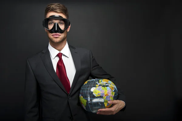 Podnikatel s zeměkoule a potápěčská maska — Stock fotografie