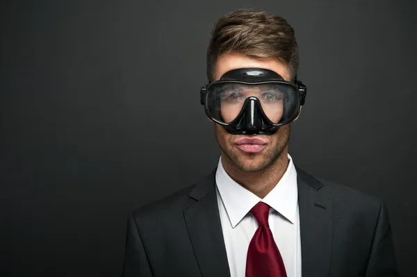 Zakenman op een zwarte achtergrond dragen een snorkel en masker — Stockfoto