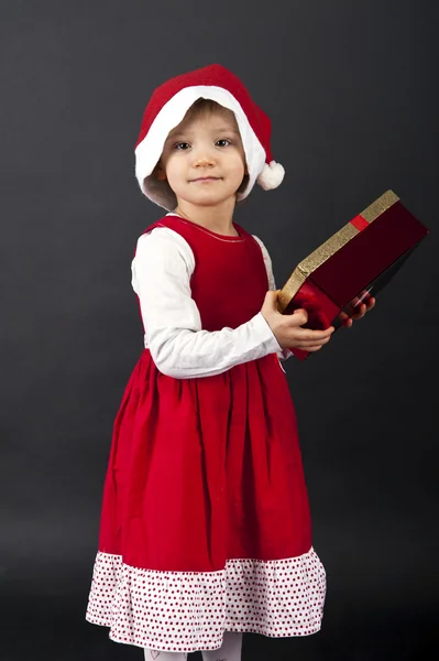 Niña feliz sonriendo con regalo — Foto de Stock