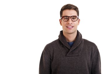 Kameraya bakarak rahat kıyafetler içinde çekici erkek portresi