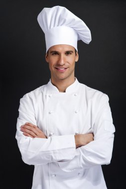 Şef Aşçı şapkası ile gülümseyen koyu arka plan