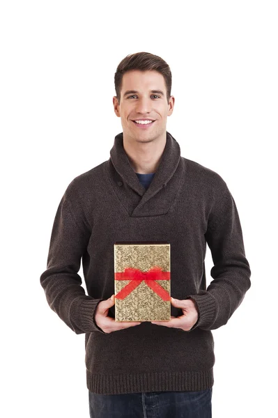 Mutlu genç adam hediyeleri, üzerinde beyaz izole taşır — Stok fotoğraf