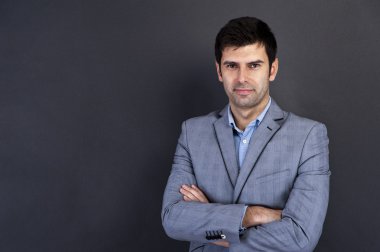 gülümseme ile ciddi bir işadamı portresi
