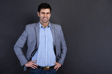 gülümseme ile ciddi bir işadamı portresi