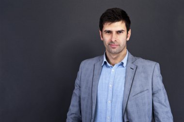gülümseme ile ciddi bir işadamı portresi
