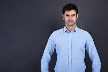 yakışıklı delikanlı gri arka plan üzerinde gülümseyen