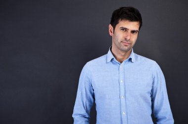 yakışıklı delikanlı gri arka plan üzerinde gülümseyen