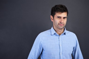 yakışıklı delikanlı gri arka plan üzerinde gülümseyen