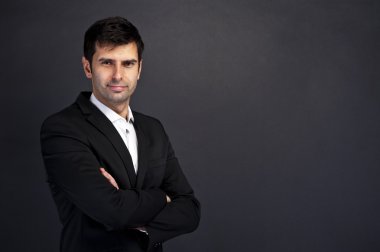 gri arka plan üzerinde duran işadamı