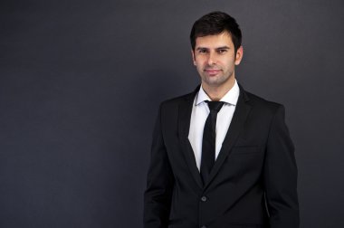 gri arka plan üzerinde duran işadamı