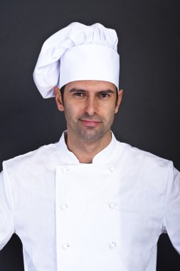 koyu arka plan üzerinde gülümseyen cook