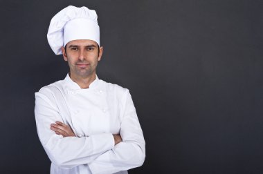 erkek aşçı dikey gri bir arka plana dayanır