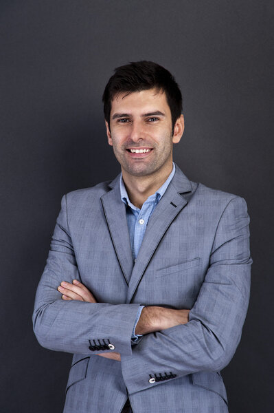 Портрет серьезного бизнесмена с улыбкой
