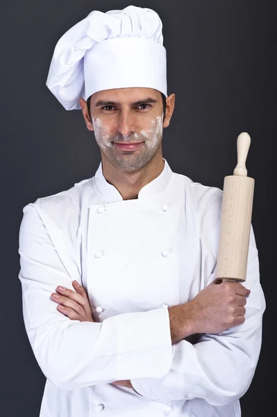 Retrato de chef masculino contra fundo cinza — Fotografia de Stock