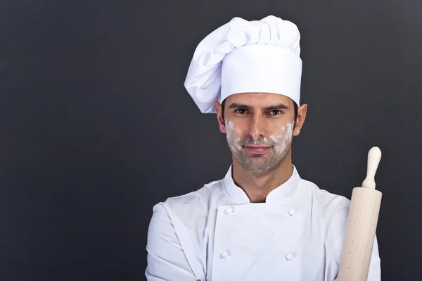 Retrato de chef masculino contra fundo cinza — Fotografia de Stock