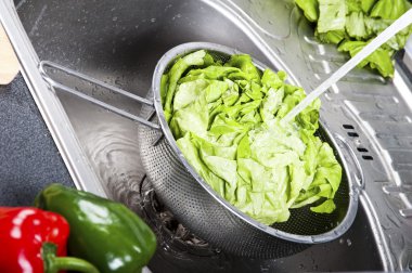 taze salata için dökülen su