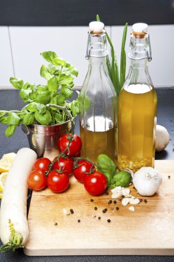 zeytinyağı, fesleğen ve sebzelerin üzerine beyaz