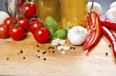 zeytinyağı, fesleğen ve sebzelerin üzerine beyaz