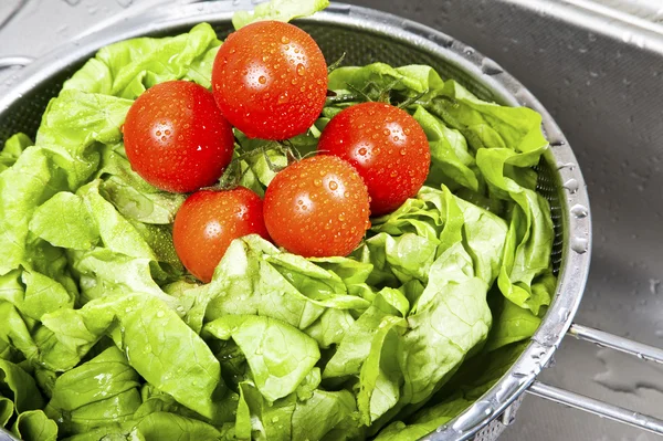 Frisches Gemüse vor dem Kochen in Wasser spritzen — Stockfoto