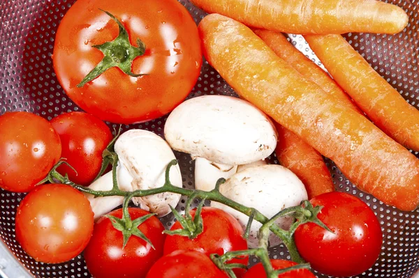 Grönsaker läggs i en diskbänk för tvätt — Stockfoto