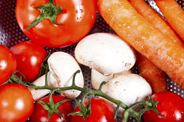Овощи кладут в кухонную раковину для стирки — стоковое фото