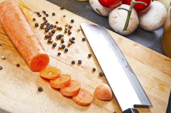 Farm fresh multi-hued carrots and fresh garlic plucked from the — Stock Photo, Image