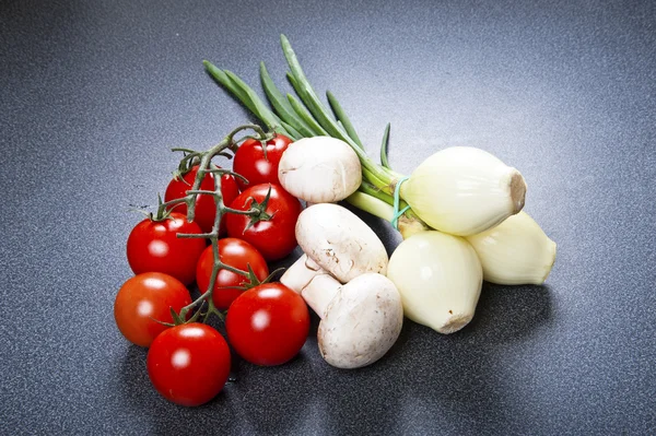 Verduras tomate fresco con cebolla, ajo y especias en el corte — Foto de Stock