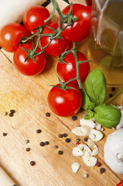 Voedselingrediënten op de eiken tafel close-up shot — Stockfoto