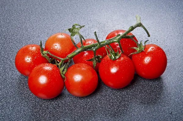 Fresh tomatoes with green leaves — Stock Photo, Image