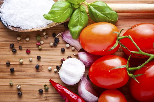 Verduras tomate fresco con cebolla, ajo y especias en el corte —  Fotos de Stock