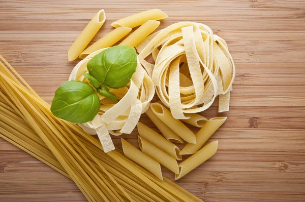 Verschillende soorten pasta (spaghetti, fusilli, penne, linguine) — Stockfoto