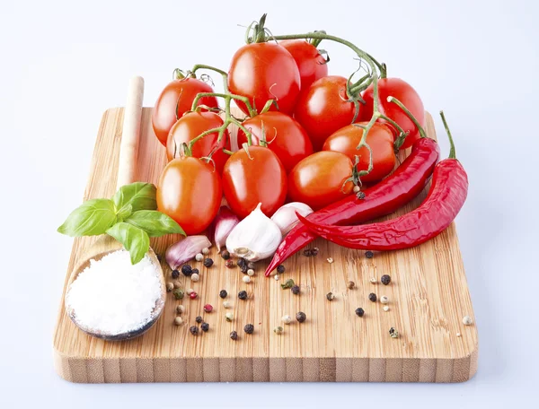 Verduras tomate fresco con cebolla, ajo y especias en el corte —  Fotos de Stock
