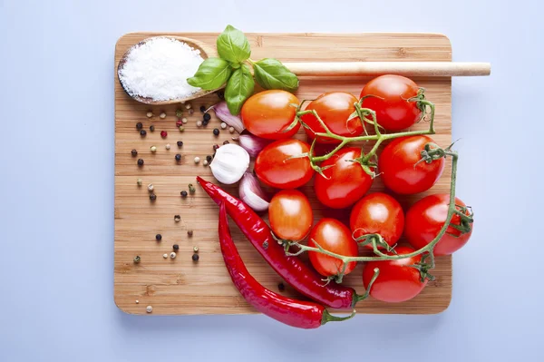 Овощи свежий помидор с луком, чеснок и специи на резке — стоковое фото