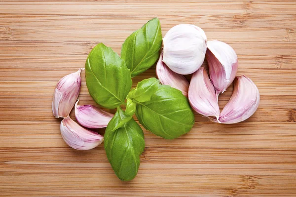 Fresh garlic on wooden table — Stock Photo, Image