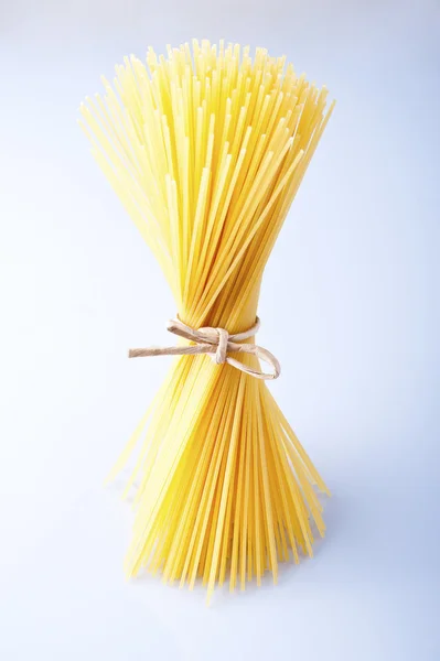 Bando de espaguete isolado sobre fundo branco — Fotografia de Stock