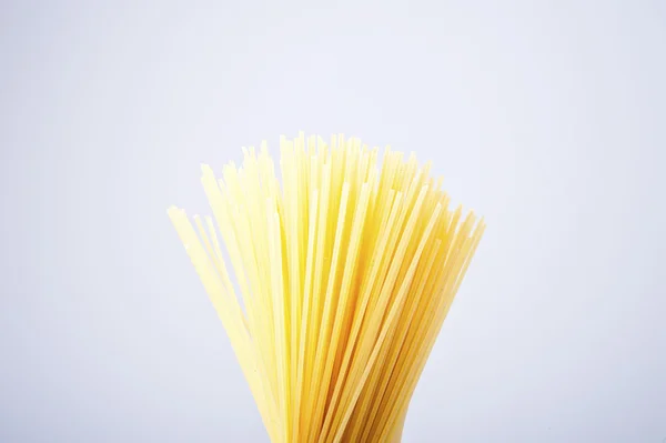 Bündel Spaghetti isoliert auf weißem Hintergrund — Stockfoto