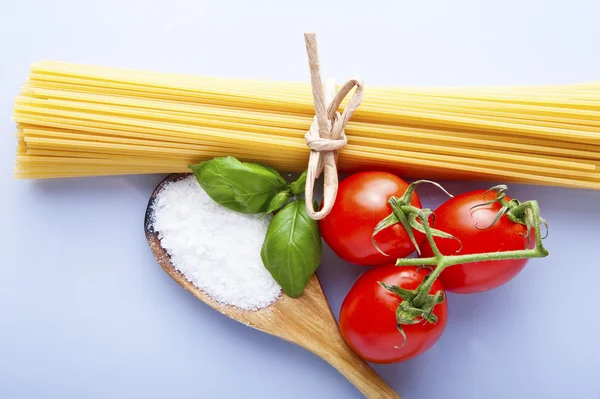 Spaghetti i pomidory z ziołami na starych i zabytkowych drewnianych t — Zdjęcie stockowe