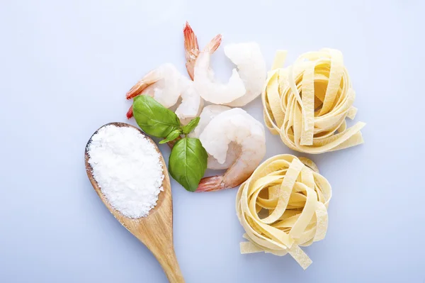 Spaghetti with prawns, sea scallops and basil — Stock Photo, Image