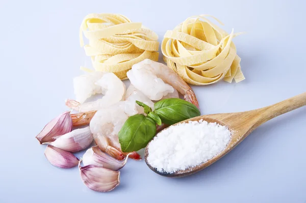Spaghetti with prawns, sea scallops and basil — Stock Photo, Image