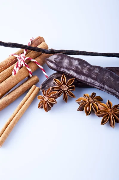Closeup of anise, cinnamon and vanilla pods — Stock Photo, Image