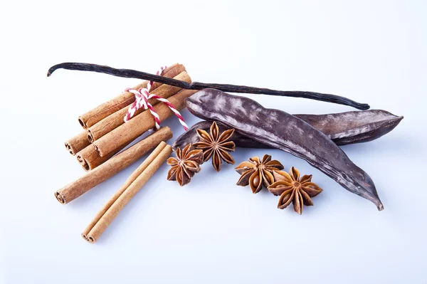 Closeup of anise, cinnamon and vanilla pods — Stock Photo, Image