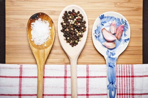 Chili Knoblauch Pfeffer und Salz auf Holz Hintergrund — Stockfoto