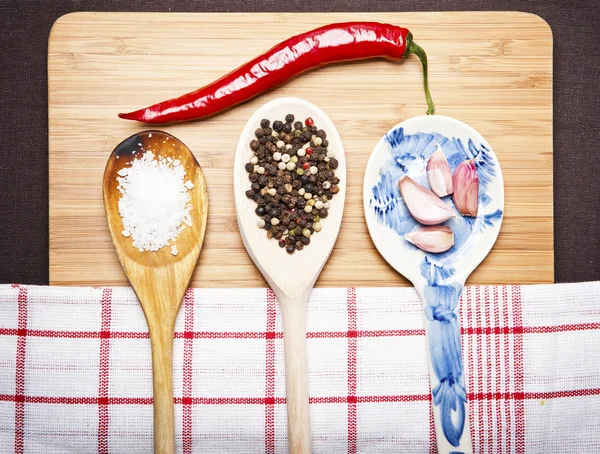 Papryka chili czosnek i sól na tle drewna — Zdjęcie stockowe