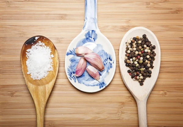 Pimienta de ajo y sal sobre fondo de madera — Foto de Stock