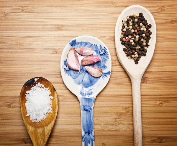 Chili Knoblauch Pfeffer und Salz auf Holz Hintergrund — Stockfoto