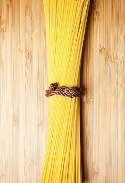 Bouquet de spaghettis sur fond en bois — Photo